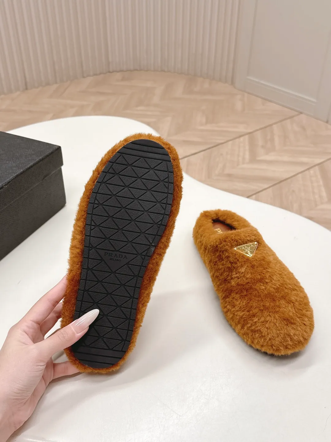 👟👟Ex-factory price 520👟👟 Prada prada25 autumn and winter furry slippers series, half-slip wool slippers, classic triangle buckle, comfortable, cute, cute, fashionable, elegant and versatile, the wool is comfortable and soft, awakening the warmth of autumn and winter. Let you walk comfortably from morning to night. Pair it with socks to easily cope with the changing seasons. Wool, sheep pattern lining, original outsole! 35-40 yards